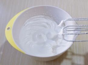 电动打蛋器高速打发，打至湿性发泡时加入最后的三分之一糖，，继续打发至蛋白出现细腻的纹路，将电动打蛋器调低速打发一会儿，感觉有些阻力时，就可以停止打发，以免消泡，提起打蛋器有微微的弯勾即可！