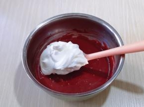 取三分之一的蛋白霜加入蛋黄糊中，翻拌手法直至看不到蛋白霜。