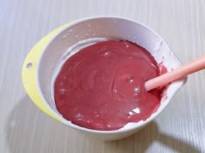 最后将蛋黄糊倒入蛋白霜的容器中，继续翻拌手法，直至看不到蛋白霜即可。