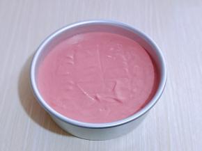 拌好的蛋糕糊，细腻光滑，饱满，倒入蛋糕模具中。