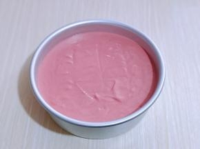 拌好的蛋糕糊，细腻光滑，饱满，倒入蛋糕模具中。