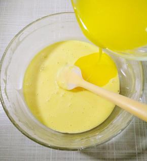 倒入融化好的黄油，搅拌均匀。