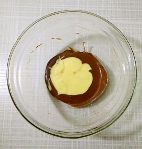 过筛可可粉放入6克温水，搅拌均匀，取20克面糊倒入可可液里，搅拌均匀。