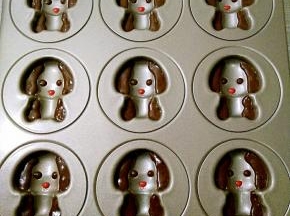 用红色面糊挤上鼻子。