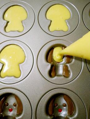 再将原味面糊填入模具到八九分满，如有气泡，轻震一下。