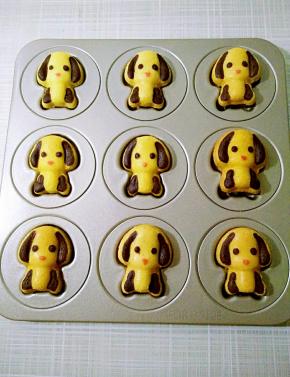 蛋糕表面微微上色即可，取出模具，脱模放在网架上晾凉。