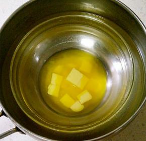 准备好材料，黄油隔水融化。