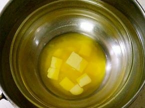 准备好材料，黄油隔水融化。