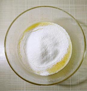 筛入低筋面粉与泡打粉，搅拌均匀。