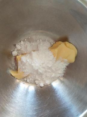 黄油加糖粉拌匀。