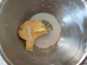 加入牛奶拌匀。