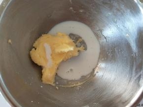 加入牛奶拌匀。