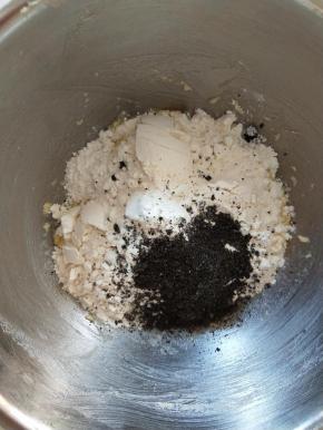 加入低粉和黑芝麻粉拌匀。揉成团。