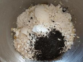 加入低粉和黑芝麻粉拌匀。揉成团。