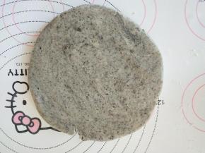 面团擀成厚1厘米的面饼。