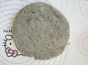 面团擀成厚1厘米的面饼。