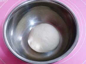 揉好的面团取出手揉圆，放入不锈钢盆中。