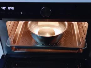 入美的蒸烤箱中层进行发酵！启动恒温发酵功能，40°40分钟！