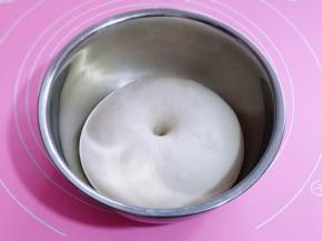 时间到后 美的蒸烤箱鸣笛，发酵是原来的2倍大，将面团取出，可以用手指摁一下，不回缩不塌陷即为发酵完成！