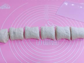 将发酵好的面团揉成长条状，切6等份！