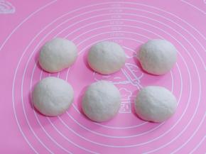 再揉圆，盖上保鲜膜松弛10分钟！