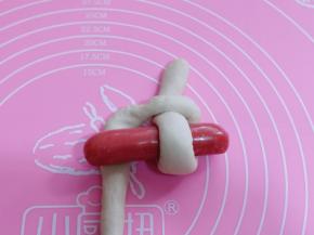 取一根长条弯过来从上面的塞过去，如图！