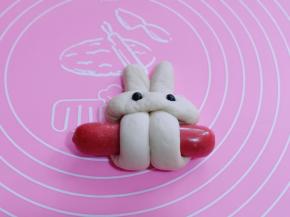 再将另一条也塞过去，用黑豆装饰上眼睛！（黑豆稍微用点力按一下）