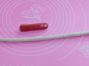 接下来做了几个热狗馒头！取一块面团搓长条，准备香肠！