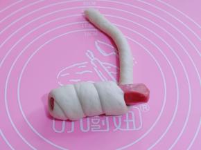 再用条状面团绕在香肠上！如图！