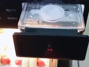 将美的蒸烤箱水盒取出，加满纯净水！再放回机体！