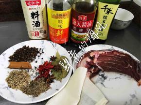 选用牛腱子，洗干净，把所有香料准备好。