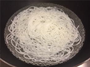 再烧沸水，放入米线烫10秒即可捞入碗中。