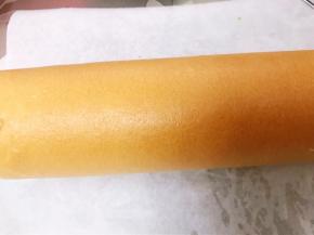 卷起，我徒手卷的也可以借助擀面杖
包上油纸扎紧两头放入冰箱冷藏定型半小时