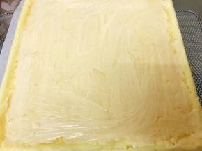 凉至温热后抹上沙拉酱