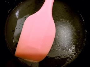 水，玉米油，白糖10克，盐，搅拌至乳化