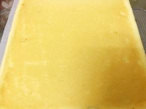 出炉后震出热气
倒扣在铺有油纸的烤架上，撕掉上面的油纸再盖上