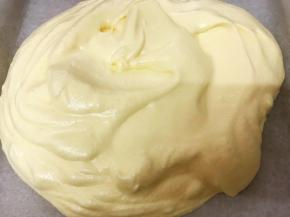 倒入烤盘里抹平