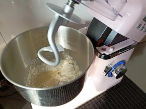 1.将主材料中除黄油和盐外的材料按顺序放入海氏HM740厨师机搅拌桶中
