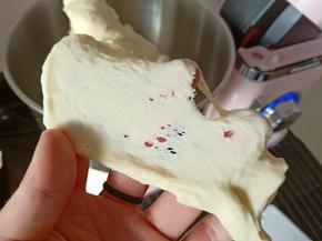 2.揉至可以撑出厚膜
