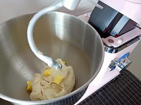 3.加入黄油和盐 
