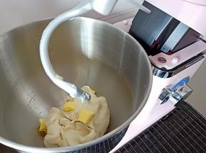 3.加入黄油和盐 
