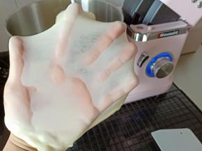 4.揉至可以拉出薄而韧的手套膜
