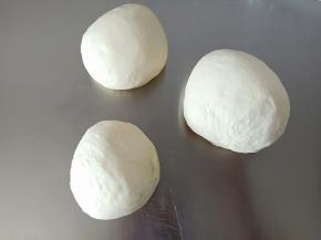 7. 分出两份157克的面团和剩下的大面团分别揉圆，盖保鲜膜备用
