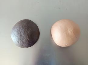 8.两个小面团分别揉入可可粉和深黑可可粉(竹炭粉) 
