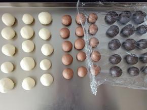 10. 松弛好的面团每个都分成15份，不要求均匀，盖保鲜膜松弛15分钟
