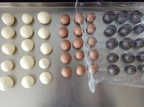 10. 松弛好的面团每个都分成15份，不要求均匀，盖保鲜膜松弛15分钟
