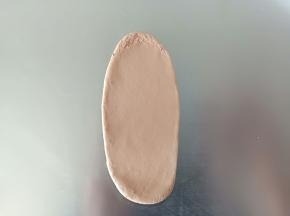 11.取一个可可面团擀成牛舌状
