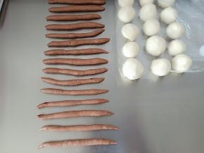 13. 用手搓至大概15cm长，比吐司盒稍短点
