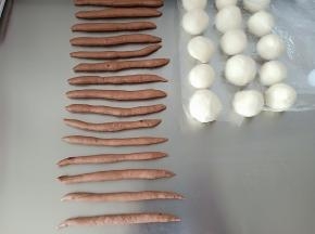 13. 用手搓至大概15cm长，比吐司盒稍短点
