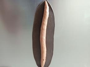 14. 取一个黑可可面团擀成相同长度的椭圆
